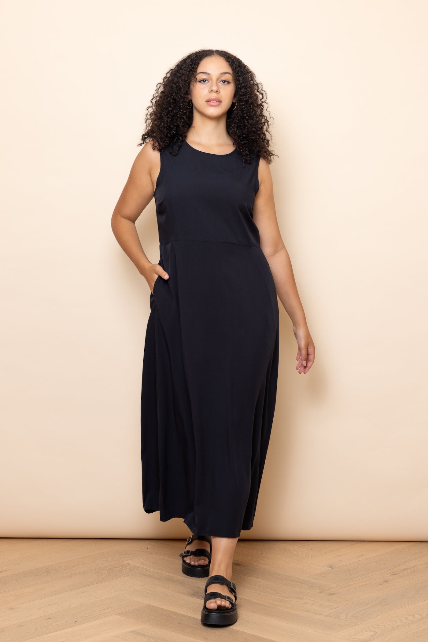 BLACK Sleeveless Shapeshifter Maxi Dress