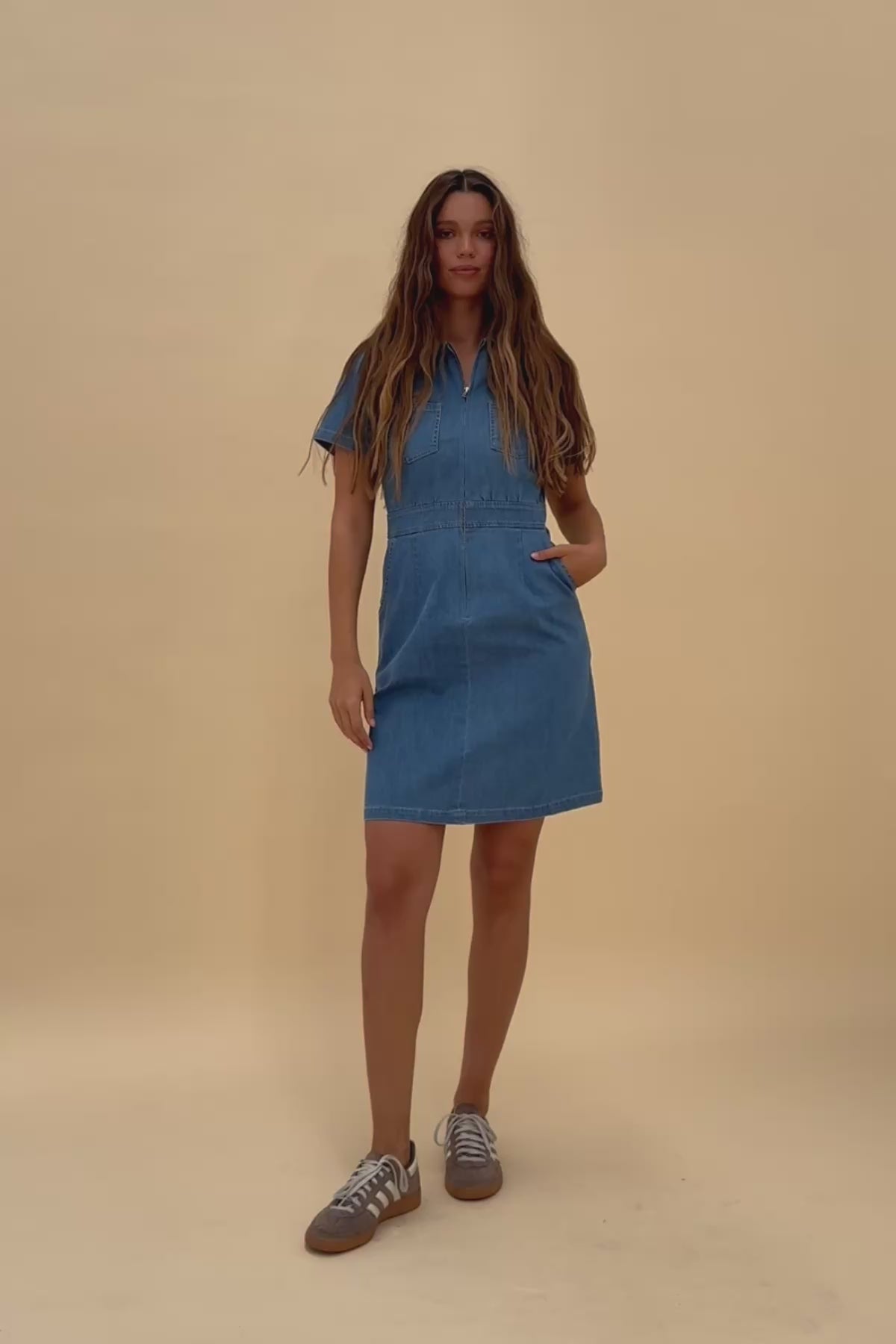 Woman wearing Frock Me Out Denim Zip It Good Dress (Vintage Wash)